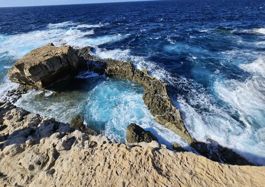 Blue Hole bei rauer See