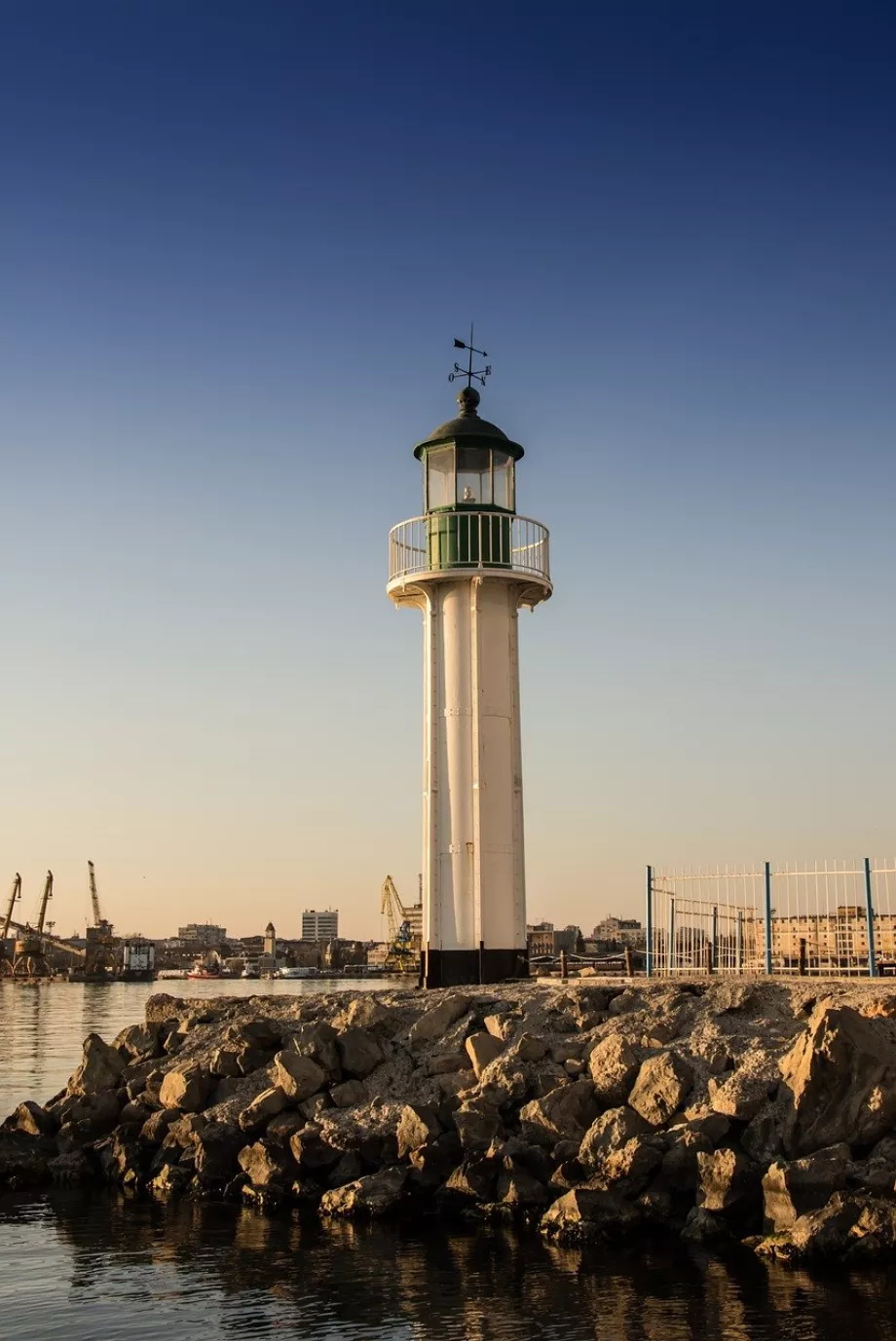 Grüner und weißer Leuchtturm