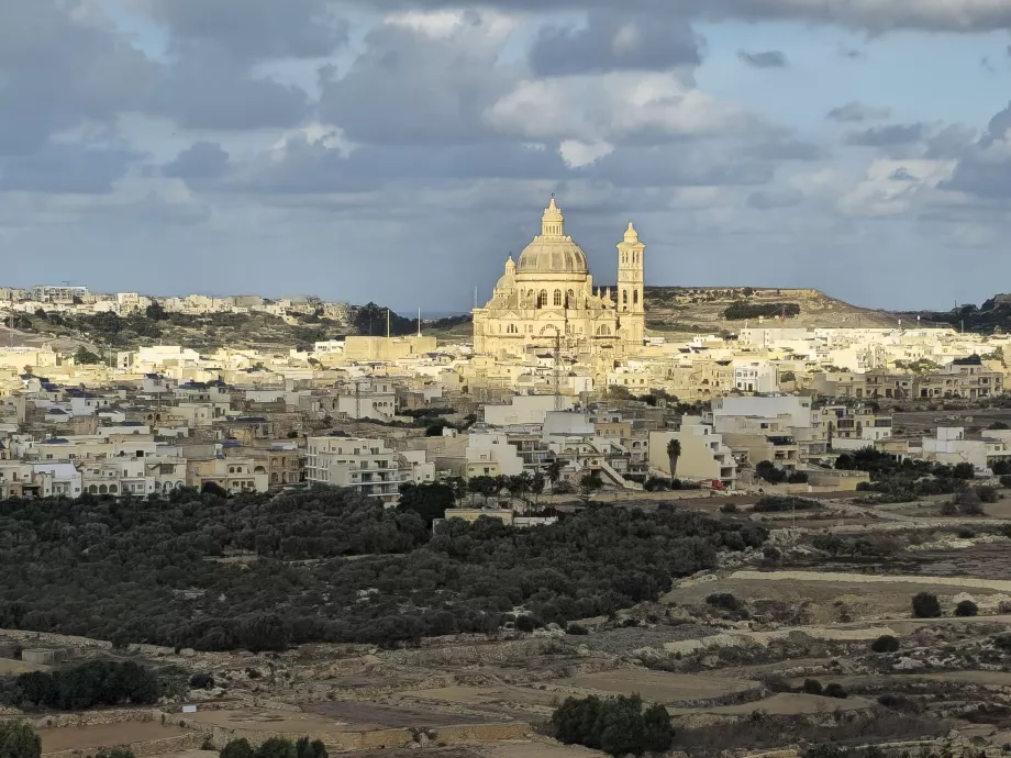 Blick auf die Rotunde von der Stadt Ta'Sannat aus