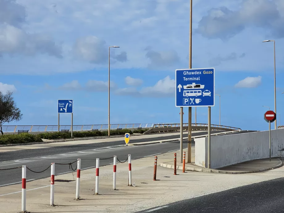 Verkehrsschilder zur Fähre