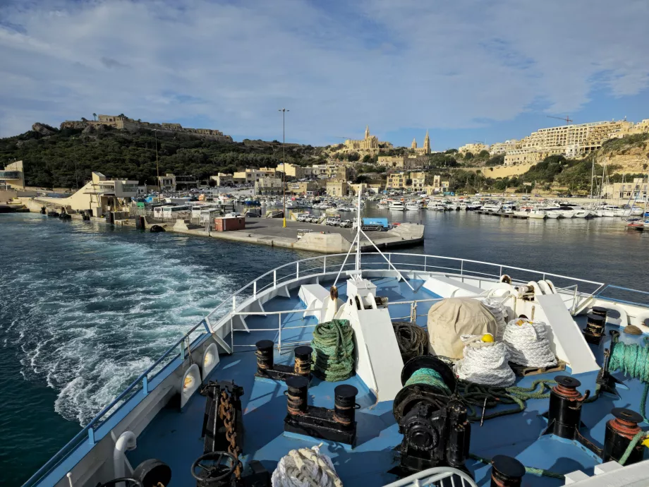 Blick auf die Stadt Mgarr von der Fähre aus