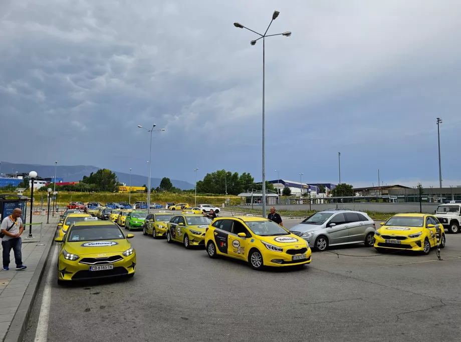 Taxistand vor dem Terminal 2