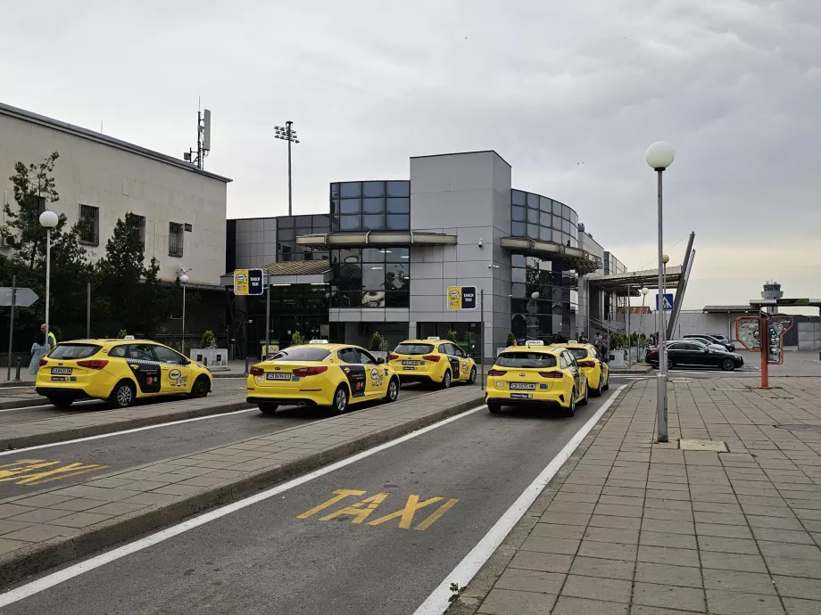 Taxistand vor dem Terminal 1