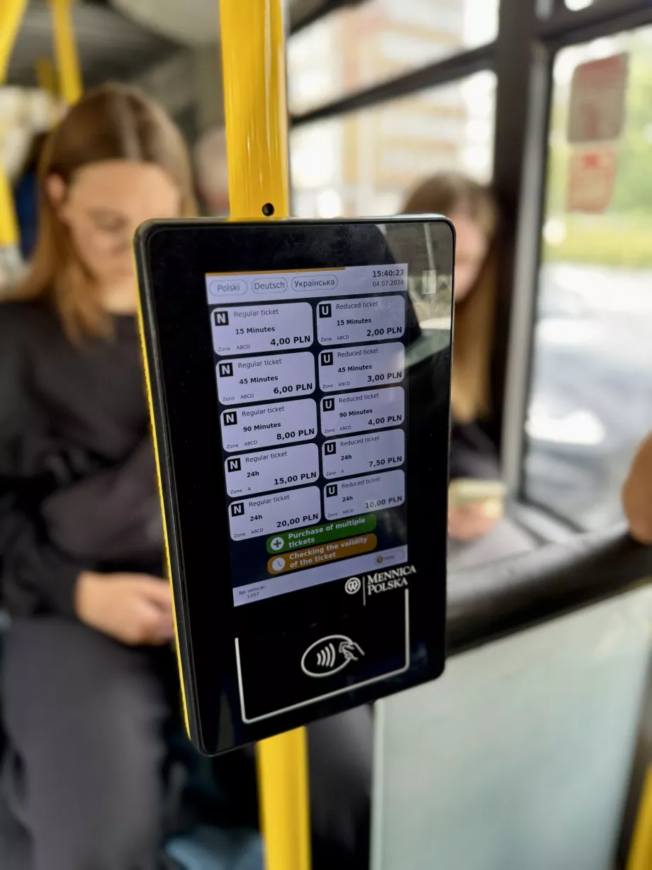 Terminal zum Kauf einer Fahrkarte im Bus