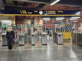 Drehkreuze am Eingang zur U-Bahn