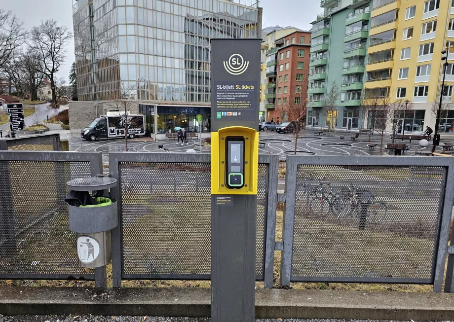 Leser an der Straßenbahnhaltestelle