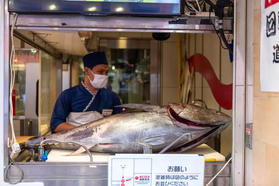 Verarbeitung von Thunfisch in einem Sushi-Restaurant