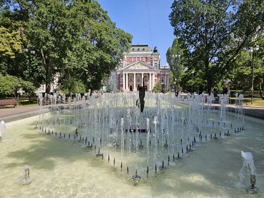 Springbrunnen vor dem Iwan-Wasow-Theater