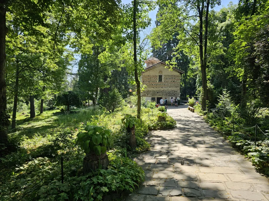 Park rund um die Bojan-Kirche