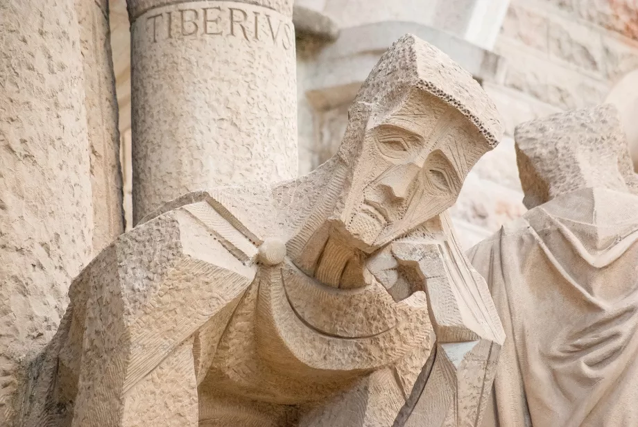 Statuen an der Fassade der Kirche