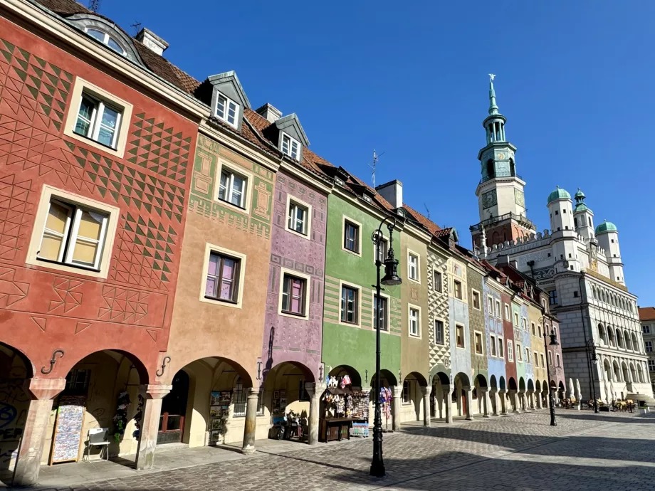 Bunte Häuser und das Rathaus auf dem Stary Rynek in Poznan