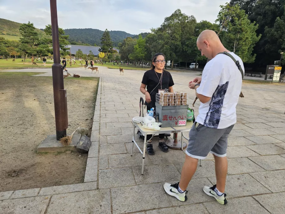 Nara-Park, Verkauf von Futter für Rehe