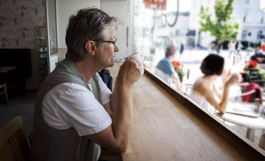 Schwedische Frau trinkt Kaffee