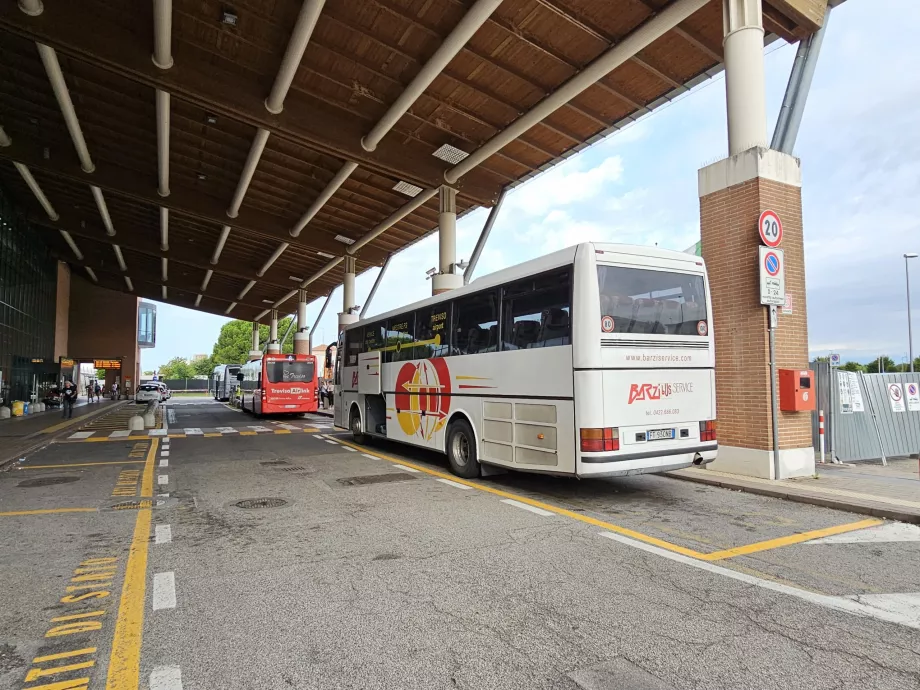 Busse nach Venedig, Mestre und Treviso AirLink (rot in der Mitte)