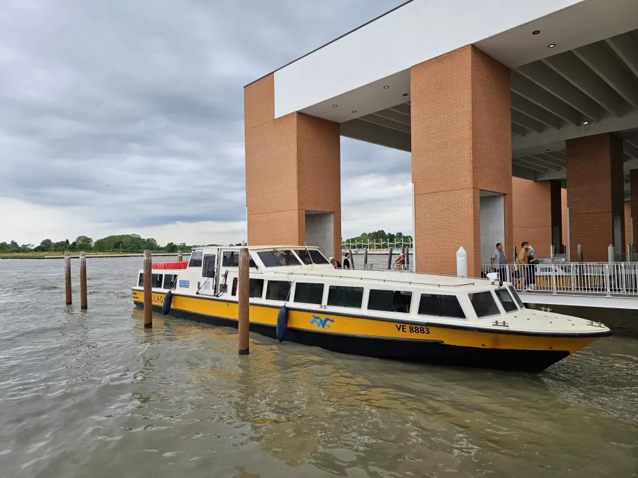 Alilaguna-Schiff am Flughafen